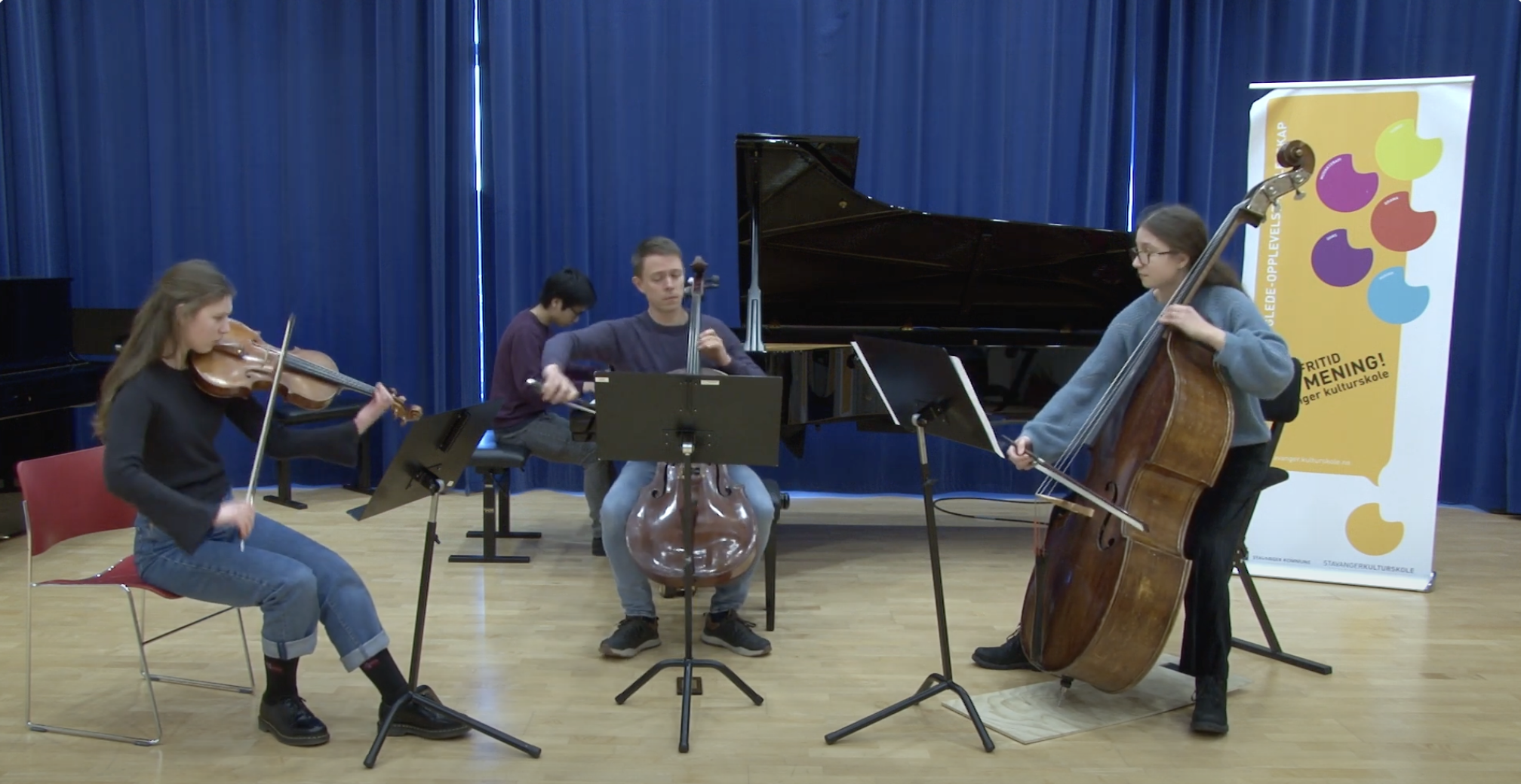 Bilde av kammermusikkensemblet i videoen, trykk for å se