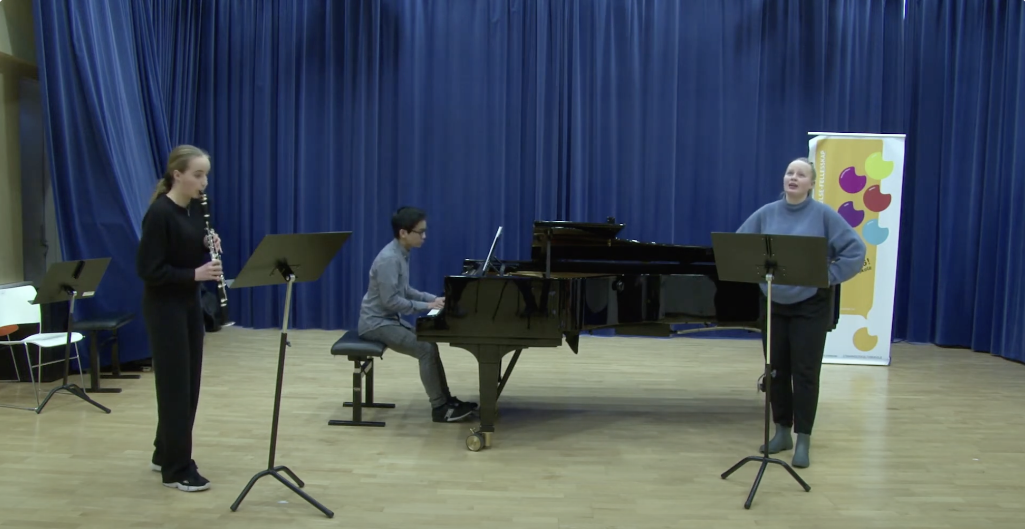 Bilde av ensemblet i videoen, trykk for å se